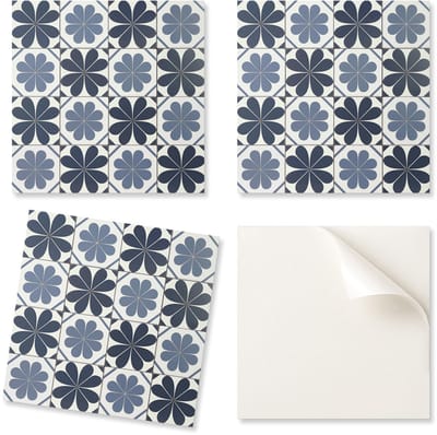Vinyltegels met een motief voor een eenvoudige muurrenovatie. Bloemenpatroon op tegels van 20x20x20 cm.