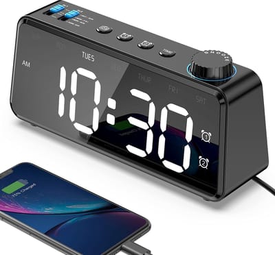 FM-radiowekker met USB-aansluiting, dubbel alarm met weekdag/weekend, 0-100% dimbaar en 6,5 inch groot led-display, digitale wekker met luidspreker, snooze-klok, slaapkamerklok