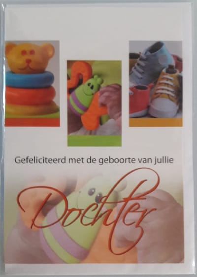 Gefeliciteerd met de geboorte van jullie dochter! Leuke afbeeldingen van schoenen en speelgoed! Een leuke kaart om zo te geven of om bij een cadeau te voegen. Een dubbele wenskaart inclusief envelop en in folie verpakt.