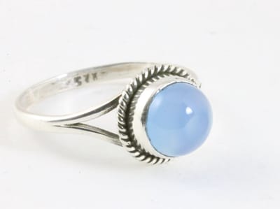 Fijne bewerkte ronde zilveren ring met blauwe chalcedoon - maat 19.5