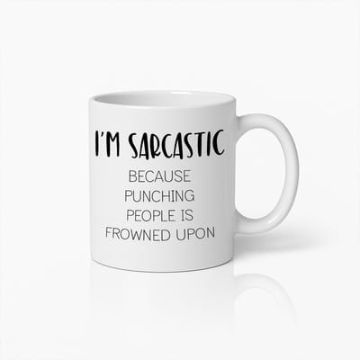 I’m Sarcastic Because Punching People Is Frowned Upon Grappige Witte Mok – Humoristische Quote Koffiemok 330 ml