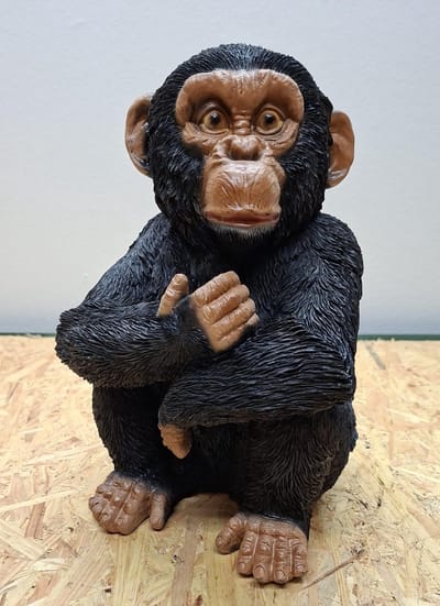 Chimpansee zittend beeld - 30cm hoog - Polystone - 2 varianten - Cadeau - Decoratie - Woonaccessoires - Beeld