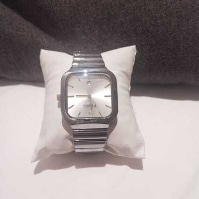 horloge, polshorloge, stevige stalen band, Japans quartz uurwerk. Waterdicht tot 30 meter.