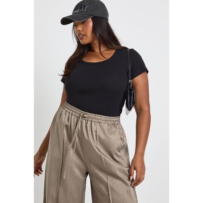 boohoo Dames Plus Basic geribbelde scoopneck nauwsluitende korte mouw top | Zwart | Maat: 44