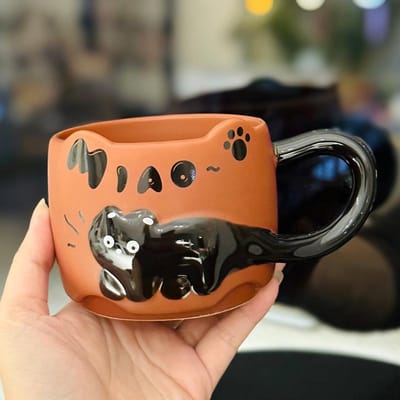 Een meisje met een hoog niveau van uiterlijk Handgeschilderde cartoon zwarte kat keramische mok Creatief huisdesign gevoel Koffiekop als souvenir . 380ml