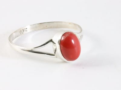 Fijne zilveren ring met rode koraal steen - maat 16