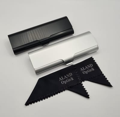 2 aluminium KLEINE brillenkokers met 2 doekje, ZEER COMPACTE harde slijtvaste praktische brillendoos van hoge kwaliteit / metalen koker / brillenkoker en microvezeldoekje/ geweldig cadeau / merveilleux cadeau / boîte / Aland optiek / hard case / doos