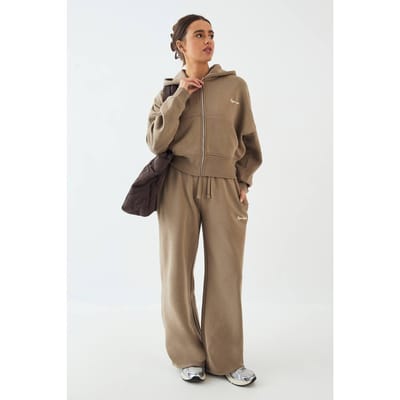 Dames DSGN Studio Diepe Zoom Boxy Crop Rits Capuchon Trainingspak | Khaki | Maat: 2XL