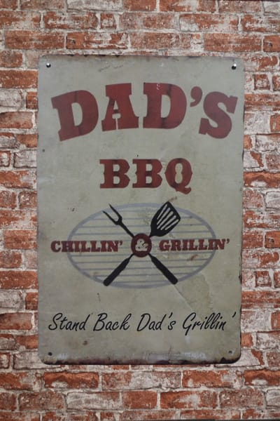 Dads BBQ - Barbecue -Metalen wandbord - bbq decoratie - Mancave decoratie - Metal sign - BBQ - Tekstbord - Retro bord - 20 x 30cm - Cave & Garden
