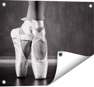 Gards Tuinposter Ballet Schoenen van een Ballerina - Zwart Wit - 50x40 cm - Tuindoek - Tuindecoratie - Wanddecoratie buiten - Tuinschilderij