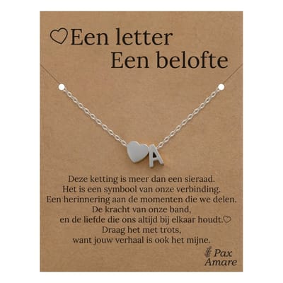 Letter A ketting op Cadeau Kaartje - Een letter, een belofte - 45cm Zilverkleurig Stainless Steel - Initiaal & Hartje Hanger - Pax Amare