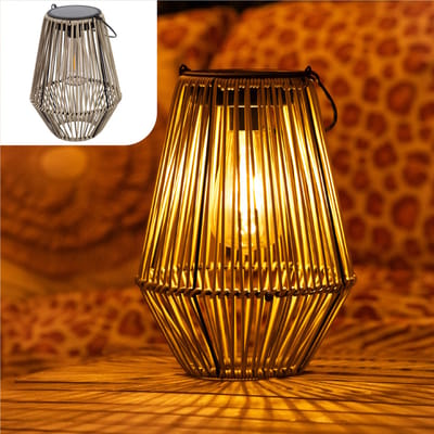 Gadgy Solar Tuinverlichting Rattan Beige - Tuinverlichting op Zonne Energie - Solar Tafellamp met USB-aansluiting - Buitenlamp Tuinbeeld - Tuinlantaarn met Dag/Nacht Sensor - Verlichting voor Buiten - Lantaarn Tuin