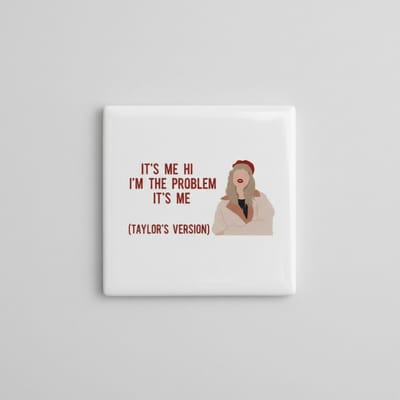 “It’s Me, Hi, I’m the Problem” Quote Tegel 15×15 cm – Grappige Muziekliefhebber Keramische Wanddecoratie & Cadeau