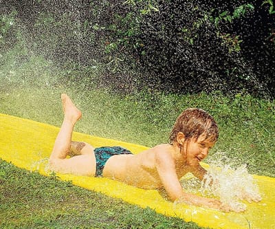Solvix waterspeelmat fontein - Waterglijbaan - Geel - 610 x 80 cm - Met waterjets voor extra snelheid - Voor Kinderen