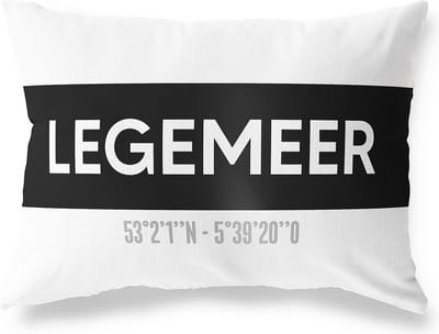 Tuinkussen LEGEMEER - FRIESLAND met coördinaten - Buitenkussen - Bootkussen - Weerbestendig - Jouw Plaats - Studio216 - Modern - Zwart-Wit - 50x30cm