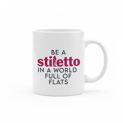 Be a Stiletto in a World Full of Flats – Krachtige Inspirerende Quote Koffiemok 330 ml | Stijlvol Motiverend Cadeau