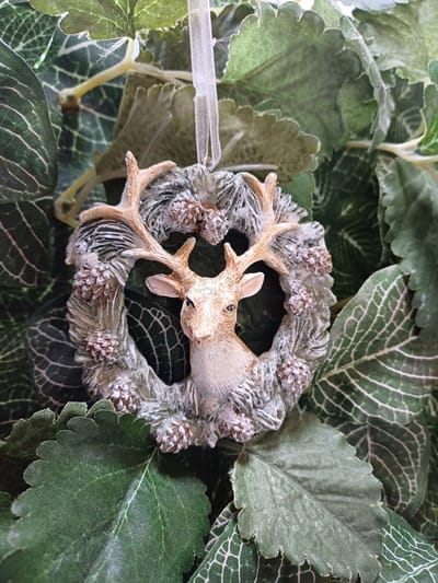 Kersthanger Krans met Hert en Dennenappels – Ø7×D2 cm – Natuurlook Kerstdecoratie