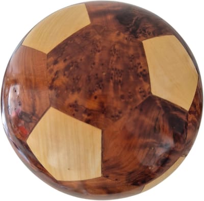 Voetbal Sculptuur - Houten Bal - Woonkamer Decoratie - Handgemaakt Ambacht - 26 cm Hoog - Bruin Beige