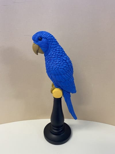 Polyresin papegaai op standaard - blauw - hoogte 32x10x10 cm - Decoratieve beelden - Woonaccessoires