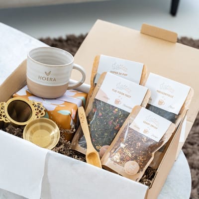 Lottea Giftbox Super Deluxe 'Hiep Hiep Hoera' - cadeau verjaardag vrouw, verjaardag cadeau vriendin, theebox, thee cadeau, theepakket, thee pakket, thee cadeaupakket, cadeau verjaardag mama, cadeaupakket, geschenkset, cadeaupakket vrouw