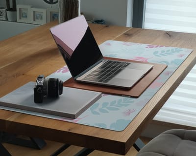 Coloray Bureau Onderlegger - Pastelkleurige vegetatie Bureaumat - 100 cm x 50 cm - Blauw Bureau Onderlegger - Onderlegger Bureau - Bureau Onderlegger Groot - Bureau Onderlegger XXL - Computer Mat