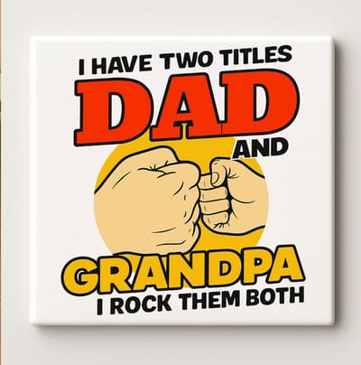 Papa & Opa Tegel – “I Have Two Titles and I Rock Them Both” – 15x15 cm Keramisch Cadeau voor Vaders & Grootvaders – Grappige Fistbump Wanddecoratie