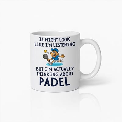 Grappige Padel Mok 330 ml – “It Might Look Like I’m Listening But I’m Thinking About Padel” Koffiemok – Humoristisch Cadeau voor Padelspelers