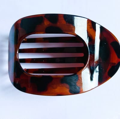 Trendy Platte Haarklem - 9cm - Glans Turtle design. Haar accessoire - Haarklem in schildpadmotief - Haarclip - Gebogen platte haarklem - Platte klauwclip voor vrouwen