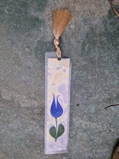 Boekenlegger Ebru-kunst handgeschilderd gelamineerd blauwe tulp, beige kwast 17,5 x 4 cm
