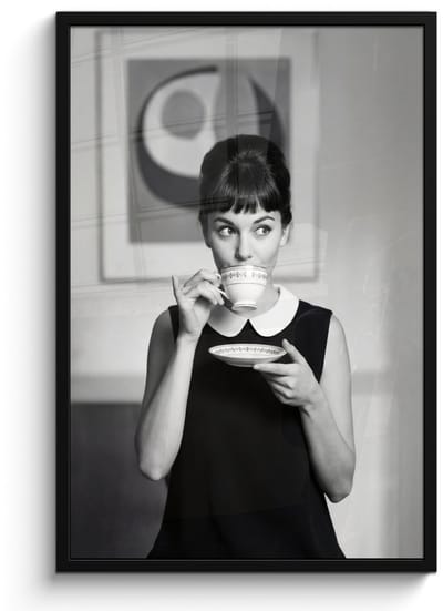 Poster in lijst - Fotolijst 60x90 cm - Posters - Portret - Thee - Vrouw - Posterlijst zwart - Decoratie - Wanddecoratie woonkamer - Muurdecoratie slaapkamer