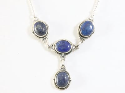 Bewerkte zilveren ketting met lapis lazuli
