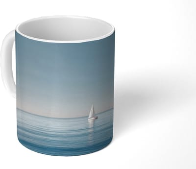 Mok - Koffiemok - Zeilbootje - Kalme zee - Helderblauwe hemel - Mokken - 350 ML - Beker - Koffiemokken - Theemok