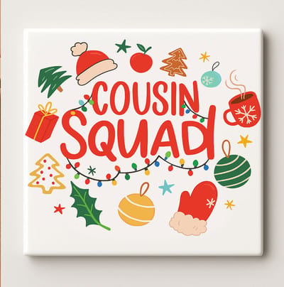 Cousin Squad Kerst Decoratieve Tegel 15x15 cm – Feestelijk Familie Ontwerp – Gezellige Kerst Wanddecoratie Cadeau