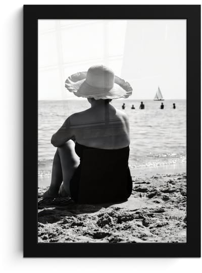Poster in lijst - Fotolijst 20x30 cm - Posters - Vrouwen - Zonnehoed - Strand - Zwart - Wit - Posterlijst zwart - Decoratie - Wanddecoratie woonkamer - Muurdecoratie slaapkamer
