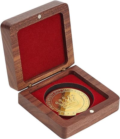 Unieke Houten Muntendoos met Donkerrode Velours Voering, 40 mm, Medailleopslag met Magnetische Sluiting en Standfunctie