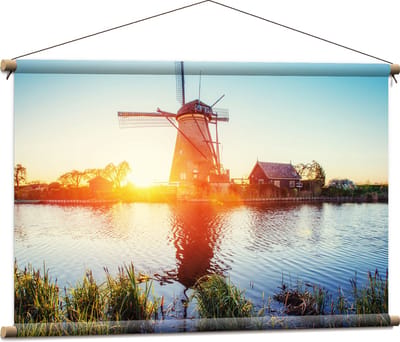 WallClassics - Textielposter - Zonlicht langs Hollandse Molen aan het Water - 90x60 cm Foto op Textiel