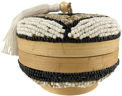 Bamboe Sieradendoosje met Handgemaakte Kralen – Beige/Zwart/Wit – Rond Opbergdoosje 10x8 cm – Decoratief Bewaardoosje met Kwastje