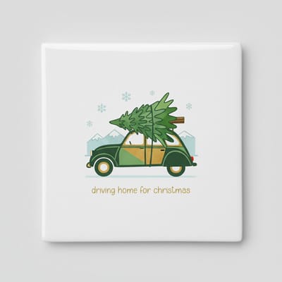 Driving Home for Christmas Decoratieve Tegel 15x15 cm – Vintage Auto met Kerstboom – Gezellige Kerst Wanddecoratie