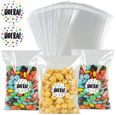 50x Uitdeelzakjes 10x15cm + 60 Stickers Hoera! - Zakjes Met Plakstrip - Zelfklevende Zakjes - Uitdeelzakjes - Traktaties - Transparant - 10x15cm - 50 Stuks