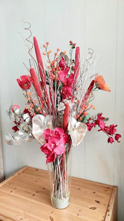 Boeket zijden- en droogbloemen in wit rood en zilver kleuren /kerstboeket/ 65 cm hoog/ kunstbloemen/nepbloemen/ droogbloemen/ woondecoratie / kunstplanten/ bouquet dried flower and silk flowers