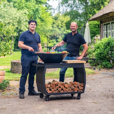 RJRoyal Living Plancha grill BBQ Big Jack Blackline 3.0 grillring en houtopslag vuurschaal buitenkeuken grillring met houten snijplank