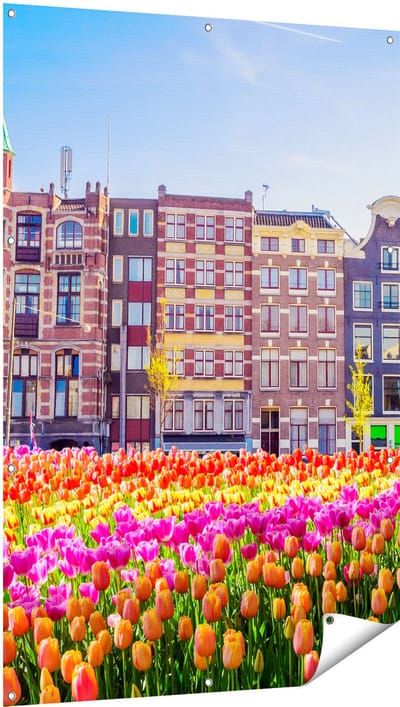 Gards Tuinposter Amsterdamse Huisjes met Tulpen - Kleur - 100x150 cm - Tuindoek - Tuindecoratie - Wanddecoratie buiten - Tuinschilderij