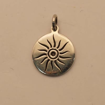 Hanger sterling zilver zonnetje - 925 zilveren hanger zon - klein rond hangertje van een zon - leuke zonnige hanger van zilver - schattige zonnige bedeltje voor aan ketting van sterling zilver