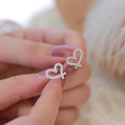 Huitan Chique Kleine Hart Stud Oorbellen met Kristal CZ voor Vrouwen Zilverkleurig Uitgesneden Liefdes Oorbellen Mode Sieraden Leuk Cadeau gray