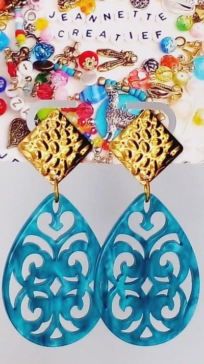 Jeannette-Creatief® - Resin - Barok Druppel - Oorstekers - Oorbellen Dames - Oorbellen Turquoise - Turquoise Oorbellen - Statement Oorbellen - Goudkleurige Gehamerde RVS Oorstekers - Druppelvormige oorbellen