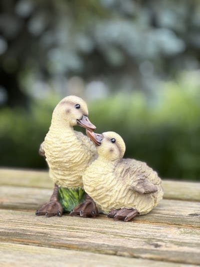 Eenden paar 15 cm hoog - kuiken - eend - dierenbeeld - polyester - fleurig - lief - lente - zomer - decoratie - interieurdecoratie - tuindecoratie - cadeau - geschenk - voor haar - Moederdag - Vaderdag - Verjaardag - Nieuwjaar - Kerst - Pasen