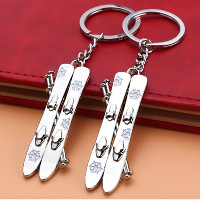 2 Stuks 2022 Wintersport Spelen Ski Sleutelhanger Ski Sporten Sleutelhanger Skiër Sleutelhanger Sport Charme Skiën Cadeau voor Skiër Ski white