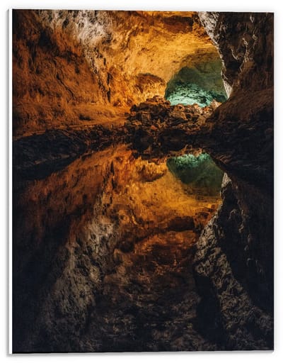 Forex - Gekleurde Grot met Water  - 30x40cm Foto op Forex