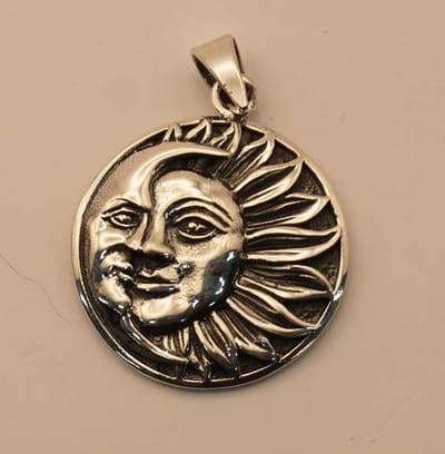 Sterling zilveren hanger maan en zon met zonnestralen - 925 zilver hanger zonnetje met zonnestralen en maan - zilveren bedel voor aan ketting met maan en zon - cadeau tip - leuke moderen zilveren pedant