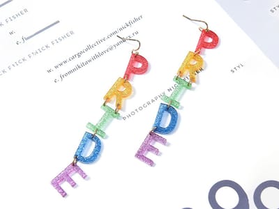 Pride statement Oorbellen - regenboog - letters - LGBTQ - oorhangers - GayPride - Equality - Respect - Lange oorbellen - Diversity